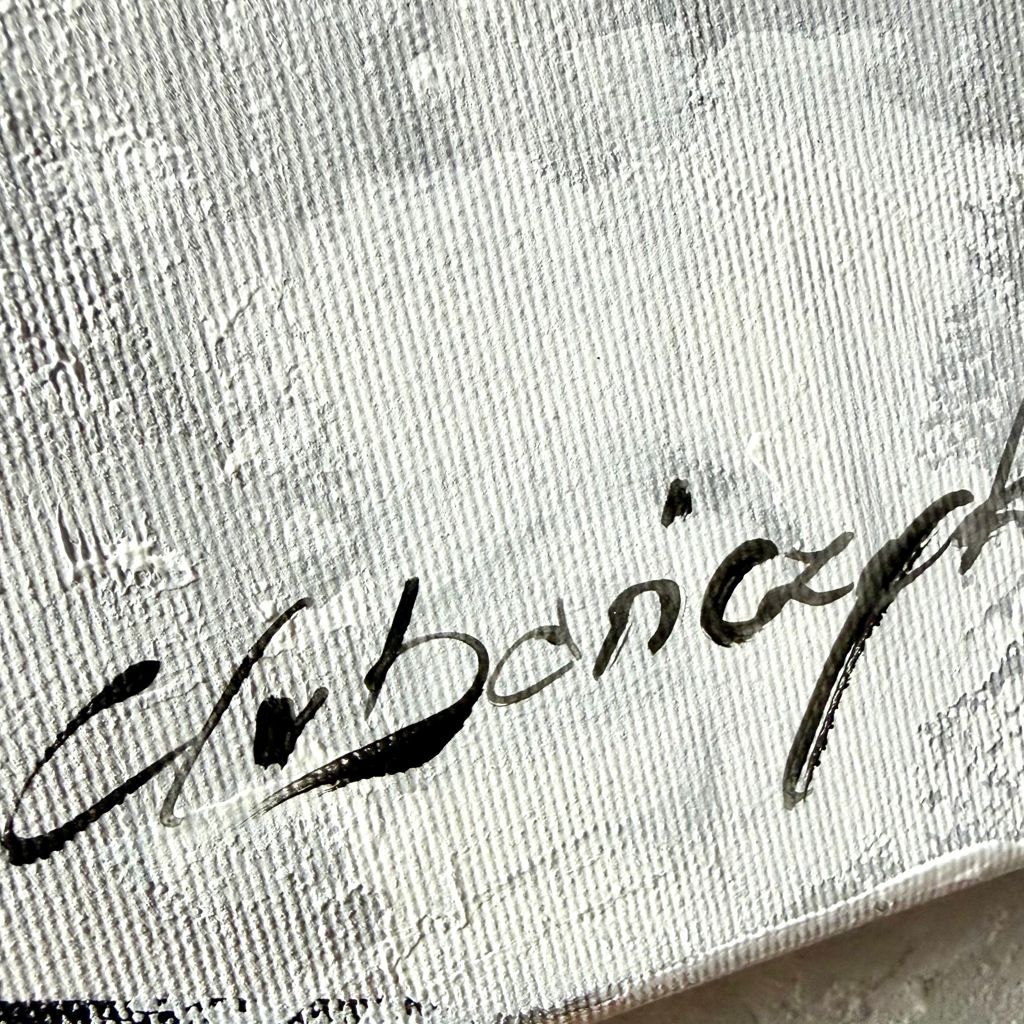 Kolorowy obraz przedstawiający kobiecą twarz ukrytą pod bukietem intensywnych, abstrakcyjnych kwiatów na szarym tle sygnowany