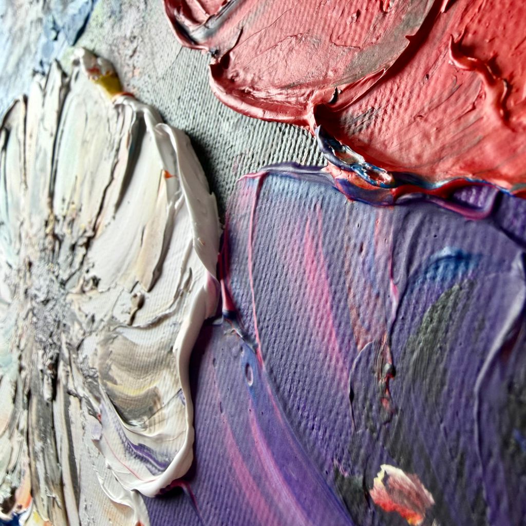 Kolorowy obraz przedstawiający kobiecą twarz ukrytą pod bukietem intensywnych, abstrakcyjnych kwiatów na szarym tle, gruba faktura farby