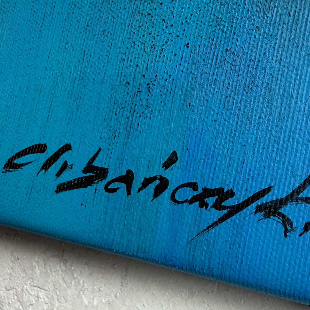 obraz miasto w kolorach fiolet, granat, róż i żółty sygnatura